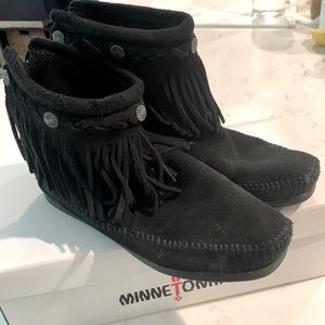 Minnetonka Hi Too Back Zip Bootie Size 6 Black